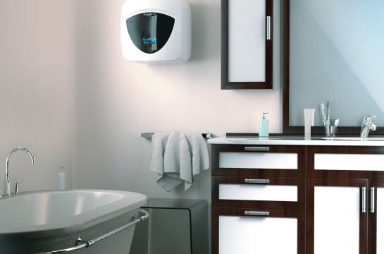 Domotec Andris-Lux-Eco hängt in einem Badezimmer an der Wand