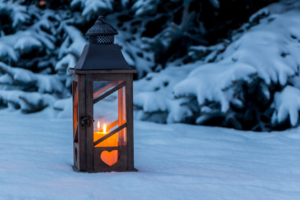 Winterbild Laterne mit Kerze im Schnee