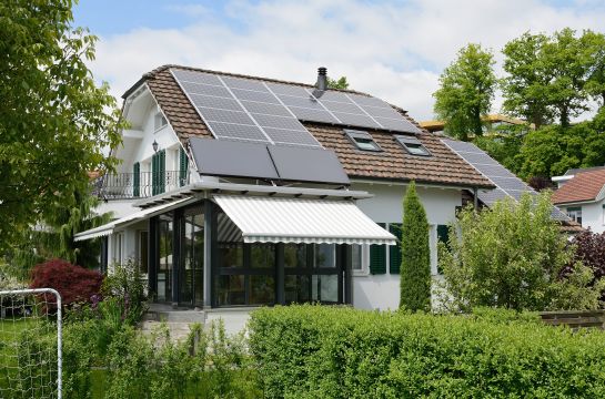 grosses Haus mit Solar Panels auf dem Dach