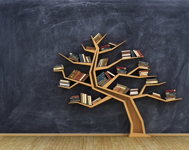 Bücherregal voll mit Büchern in Form eines Baumes an einer Wandtafel