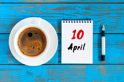 10. April - Loseblattkalender und Stift mit morgendlicher Kaffeetasse