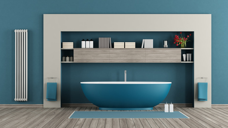 Blaues modernes Badezimmer mit Badewanne, Regalen und vertikalem Heizkörper