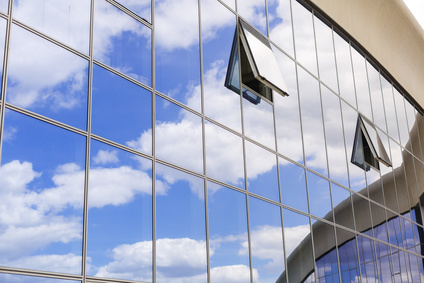 moderne blaue Glaswand des Wolkenkratzers Bürogebäude Nahaufnahme
