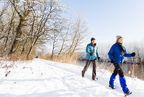 Winterbild Mann und Frau laufen durch Schnee