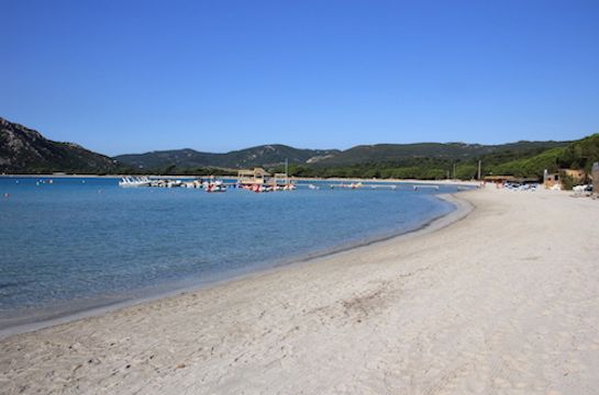 Bild von leerem Strand und ruhigem Meer mit Booten