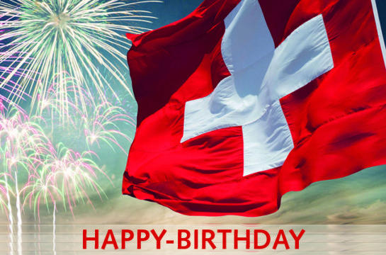 Schwezer Flagge und Happy-Birthday Text mit Feuerwerk im Hintergrund