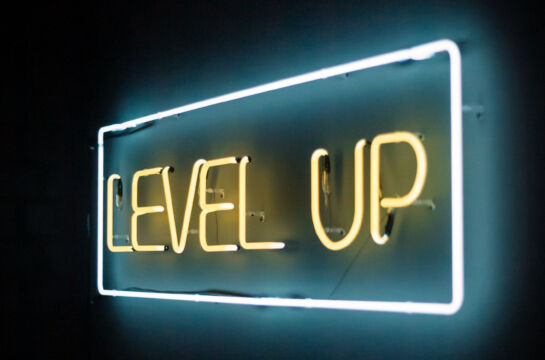 Neon-Schild mit Text "Level Up"
