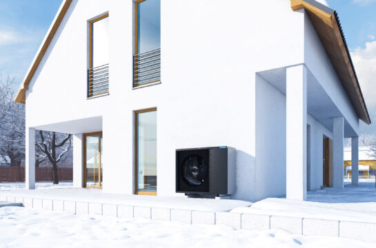 Domotec Luft-Wasser-Wärmepumpe, weisses Haus im Winter