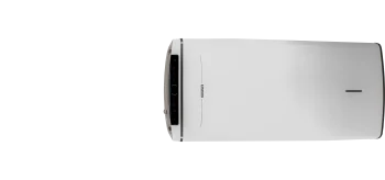 Kompakter Wand-Boiler in Nische montiert: Ein kompakter Wand-Boiler WF «Wand-Flach» in einer schmalen Nische montiert, zeigt seine platzsparende Bauweise.