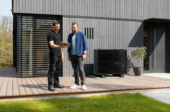uft-Wasser-Waermepiumpe-Aussengeraet_Domotec-AG_Servicetechniker